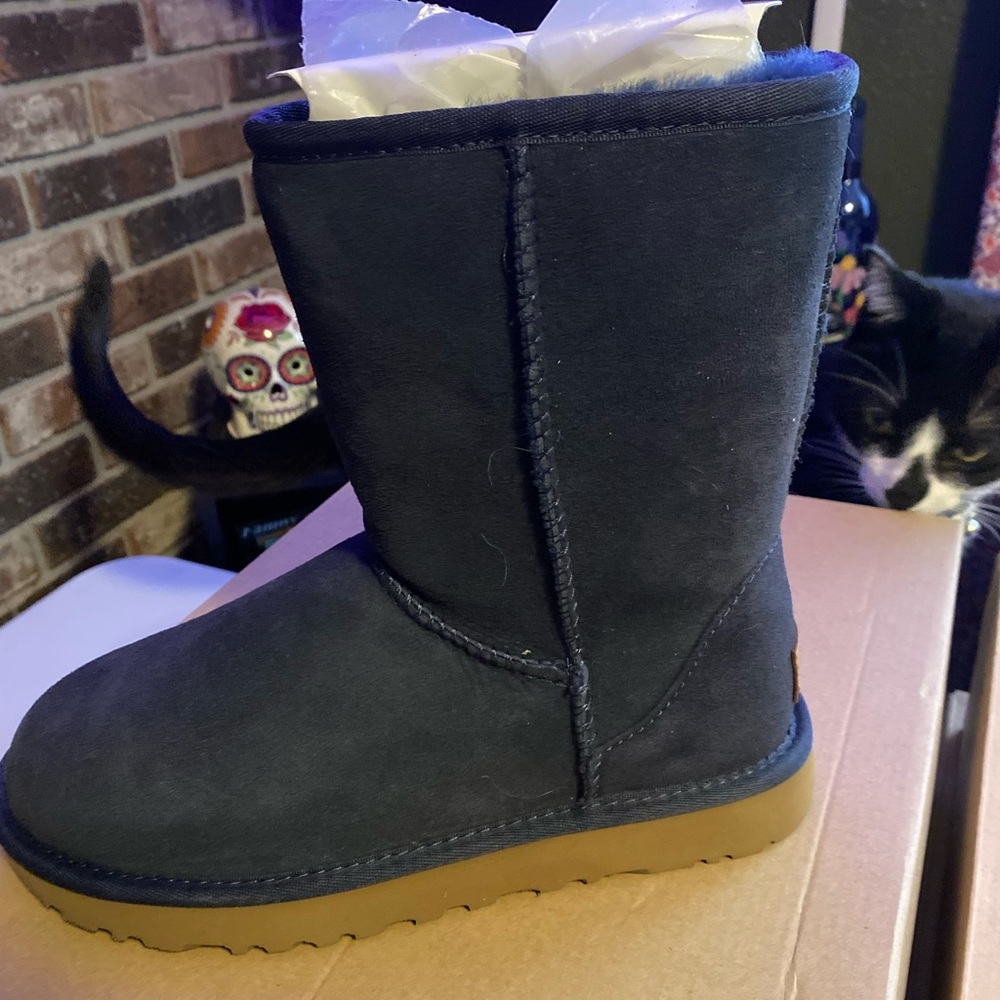 UGG NWT Navy boots women size 6